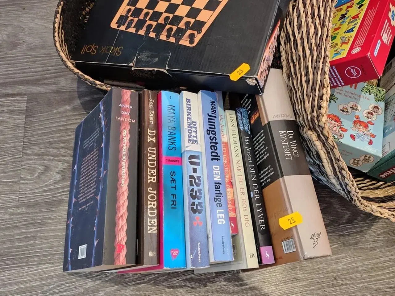 Billede 6 - Kurve med legetøj, spil og bøger