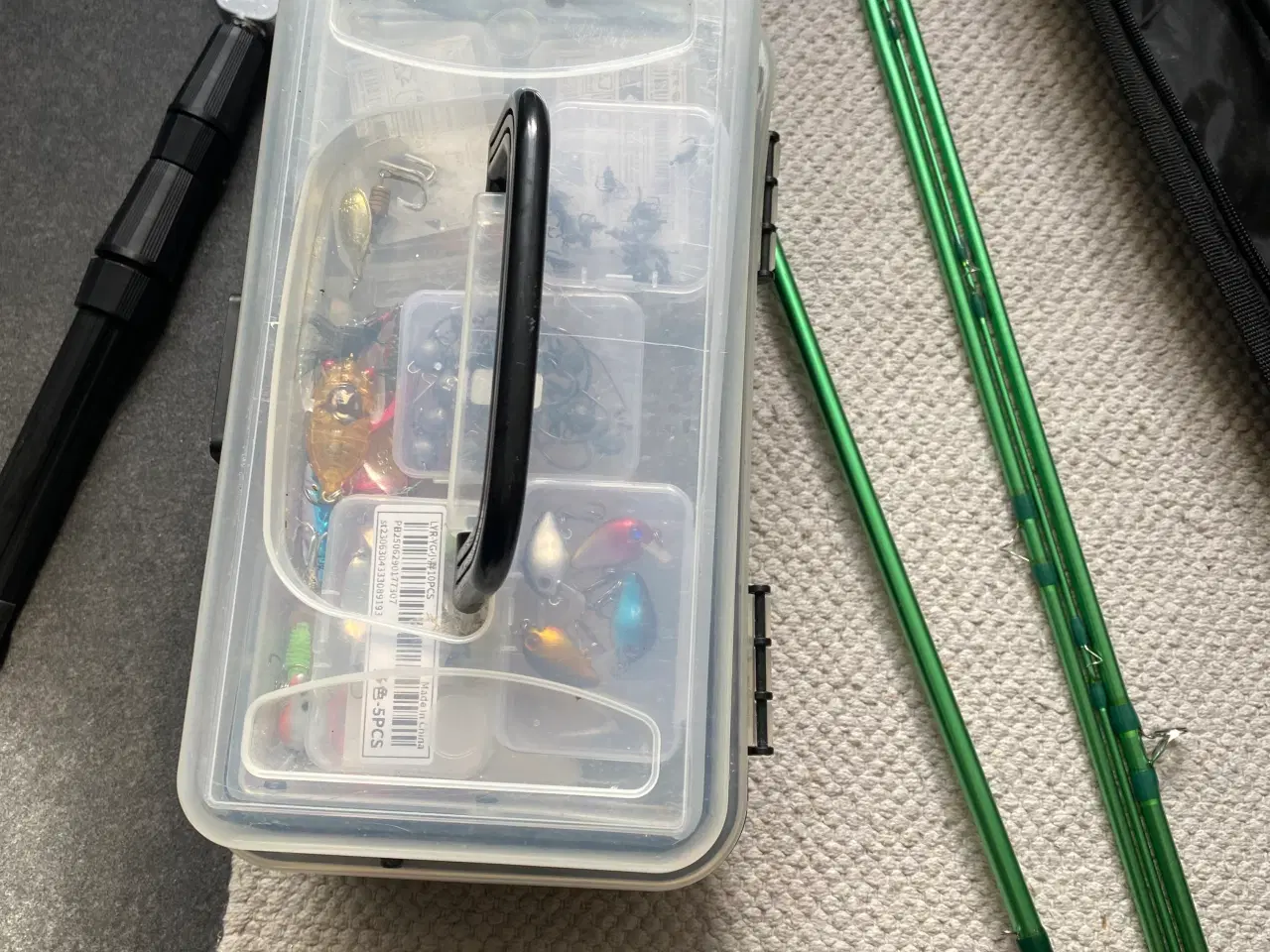 Billede 4 - Fiskeudstyr stangx2, net og kasse med diverse