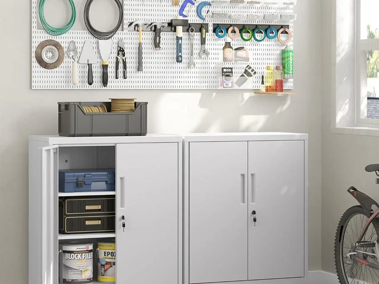 Billede 2 - Opbevaringsskab stål låsbart, 2 døre, grå, med hylder 80×90×40 cm