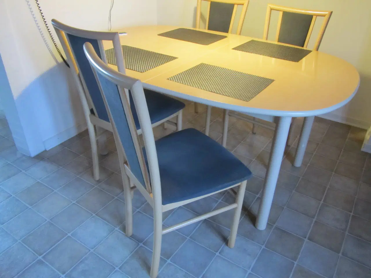 Billede 3 - Spisebord med stole.