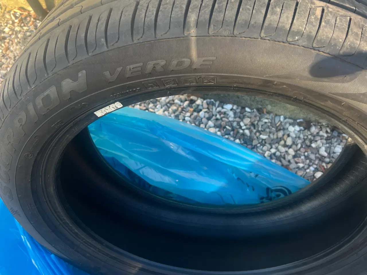 Billede 3 - Næsten nye sommerdæk fra Pirelli – kun kørt 12.000