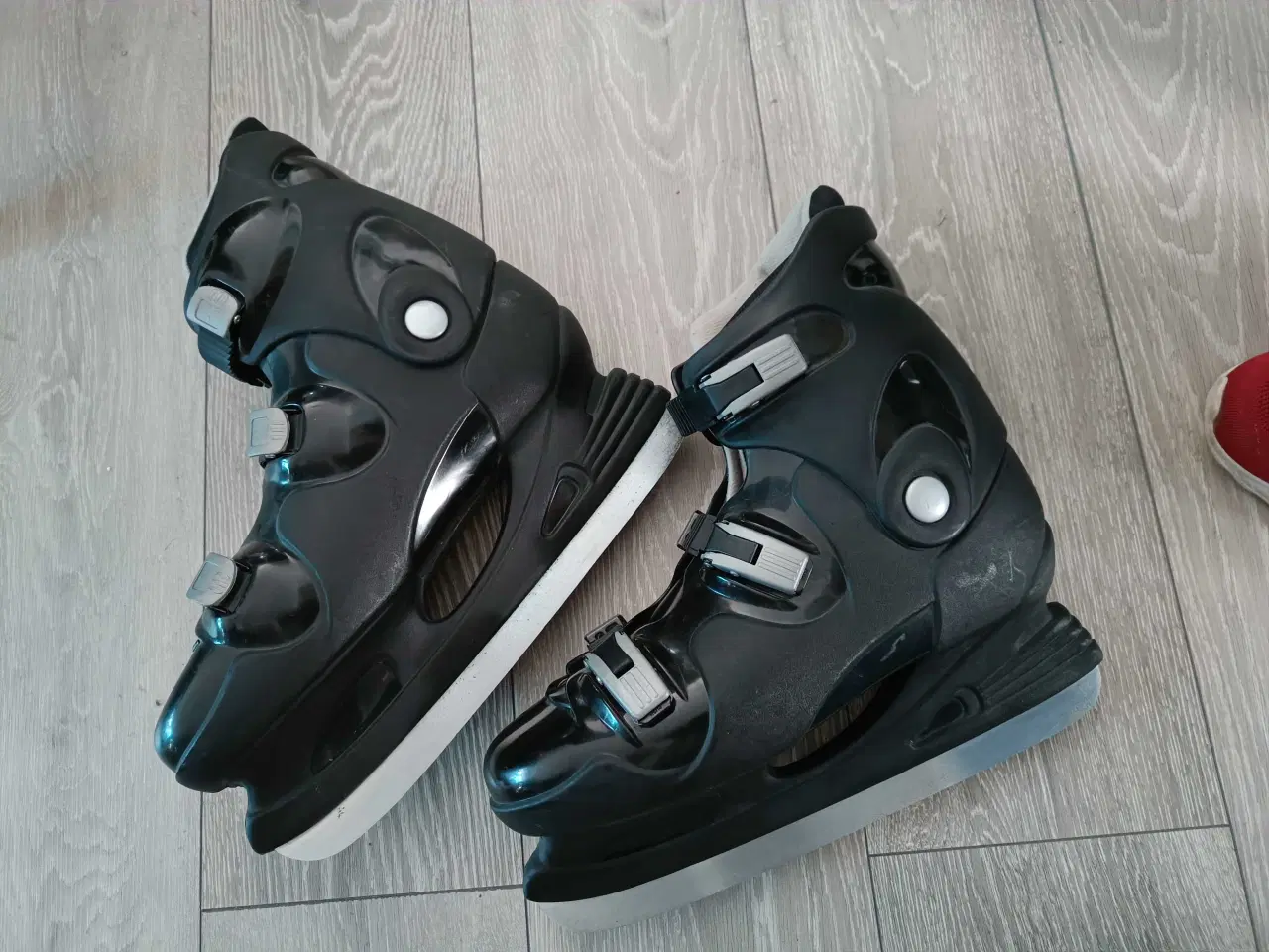 Billede 2 - Ishockey skøjter normalt 45str
