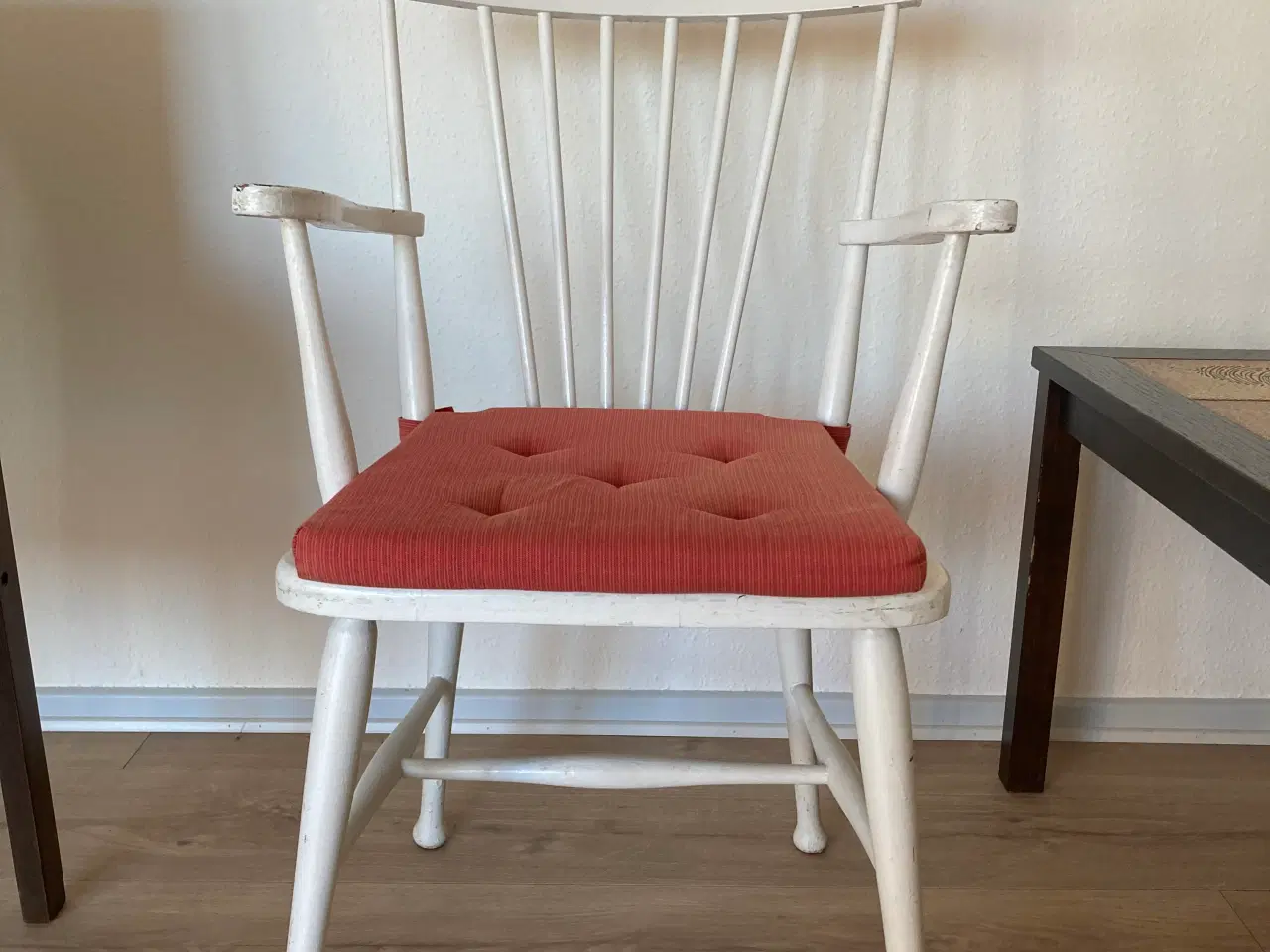 Billede 2 - Hvid træstol med armlæn