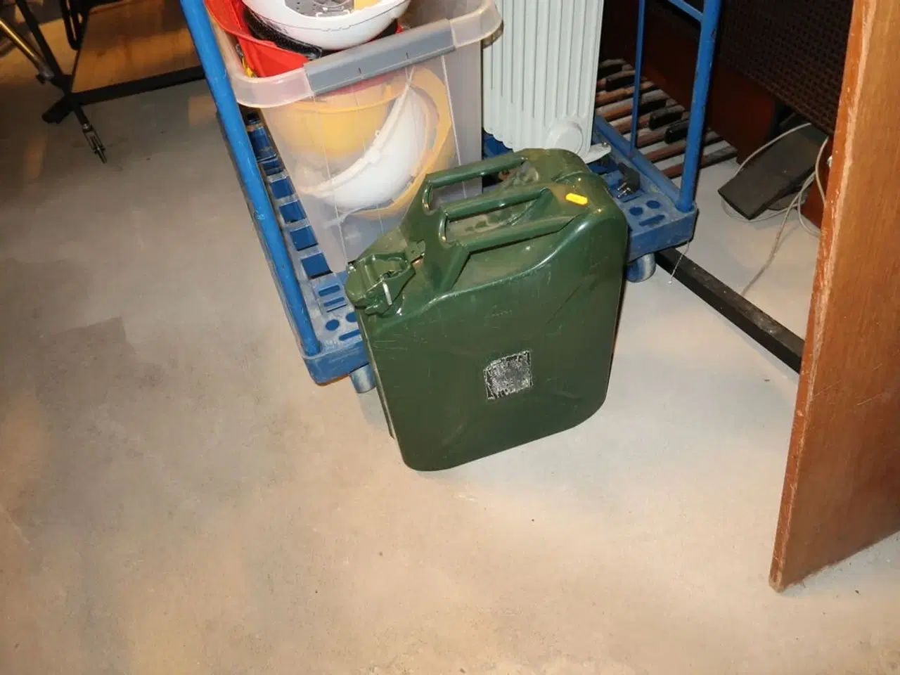 Billede 2 - Opbevaringsvogn med jerry cans, radiator, sikkerhedshjelme m.m.