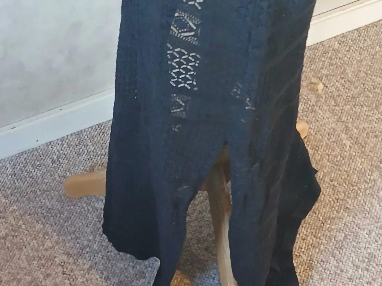 Billede 4 - Frakment sort kjole, størrelse S/M