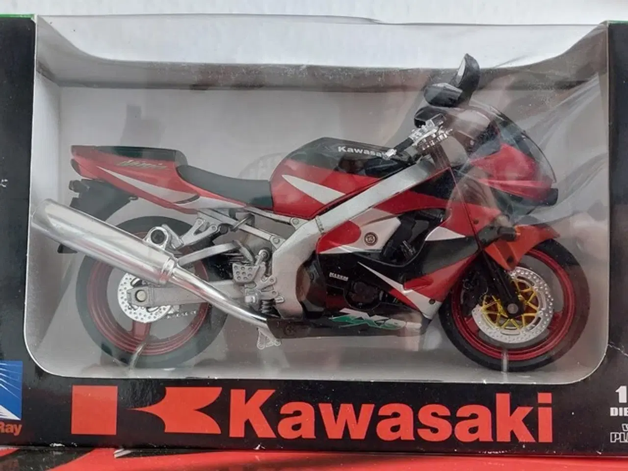 Billede 2 - Modelmotorcykel 1:12  Kawasaki