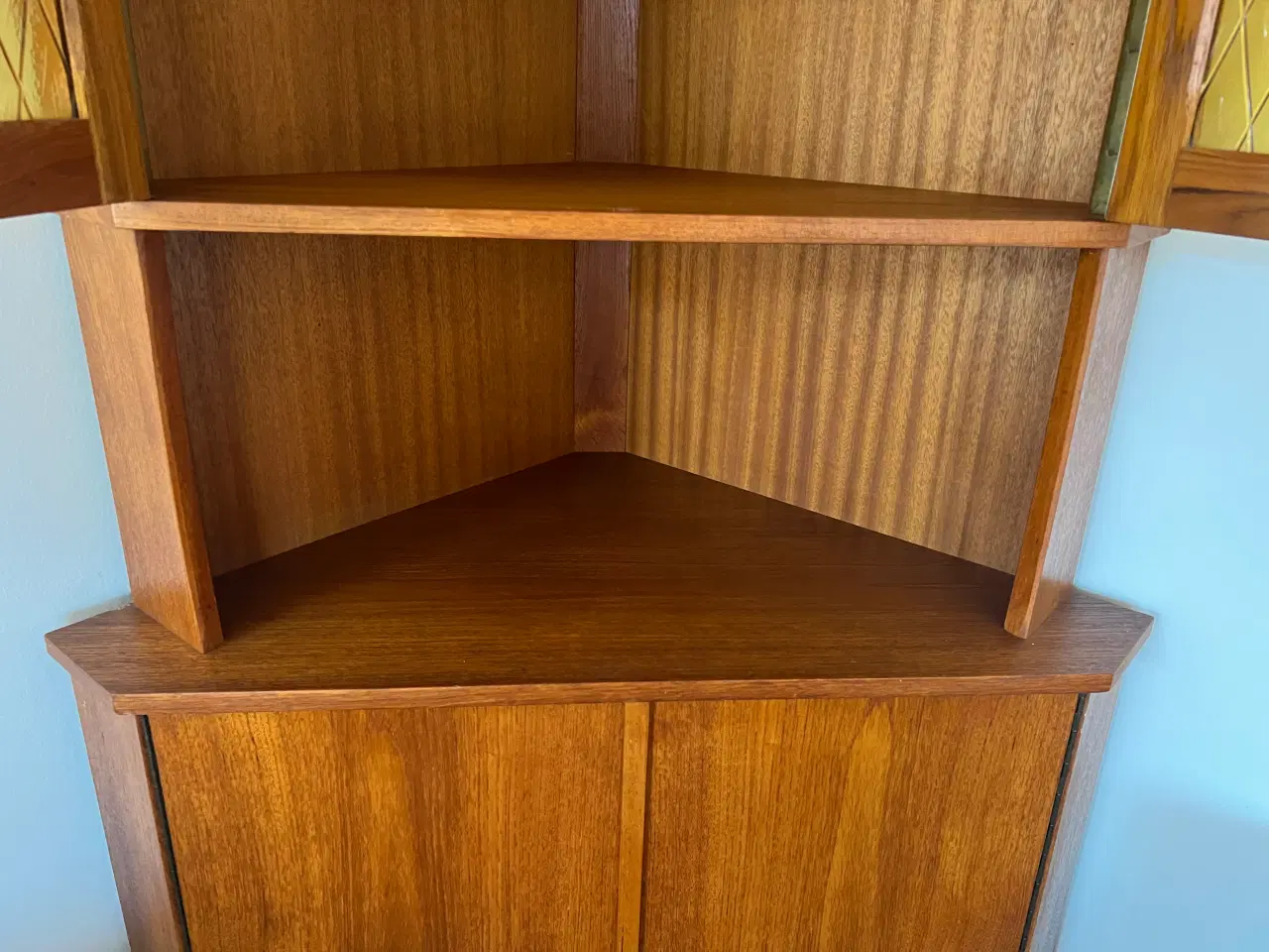 Billede 4 - Teak hjørneskab 