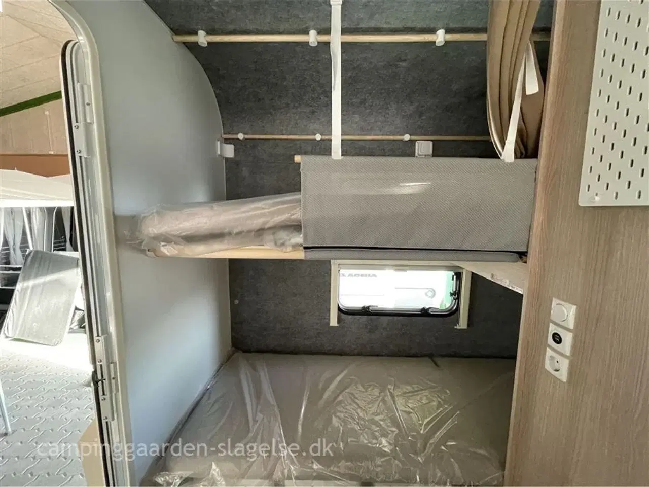 Billede 3 - 2026 - Adria Aviva Lite 360 DK   Let, El-bilvenlig og Perfekt til Sommer – Adria Aviva Lite 360 DK Køjevogn