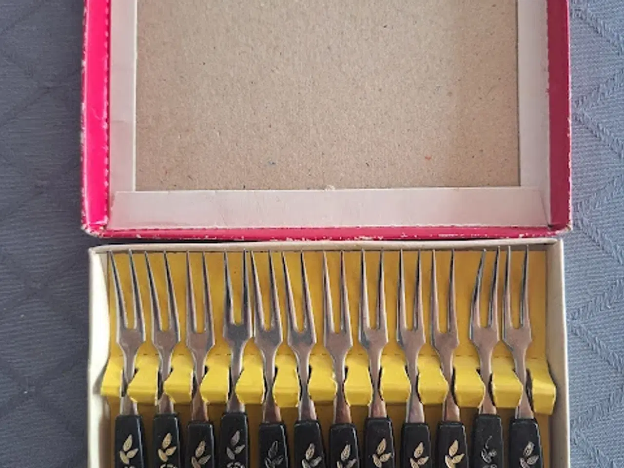 Billede 5 - Æske m/ 12 små coktailgafler sælges - Sender gerne