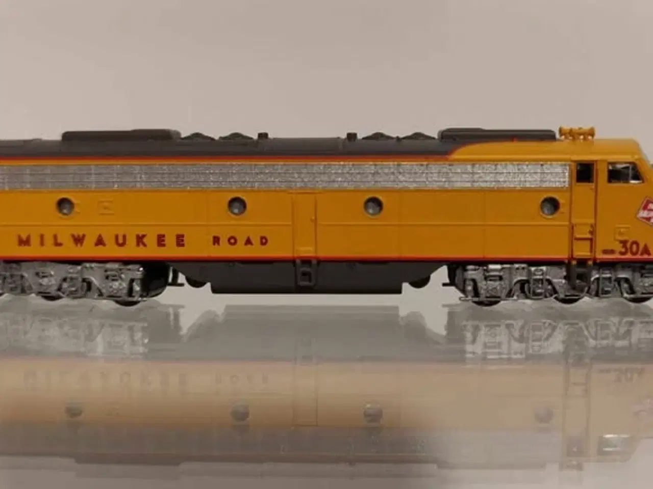 Billede 3 - AZL Milwaukee Road E9A Lokomotiv. Z skala.