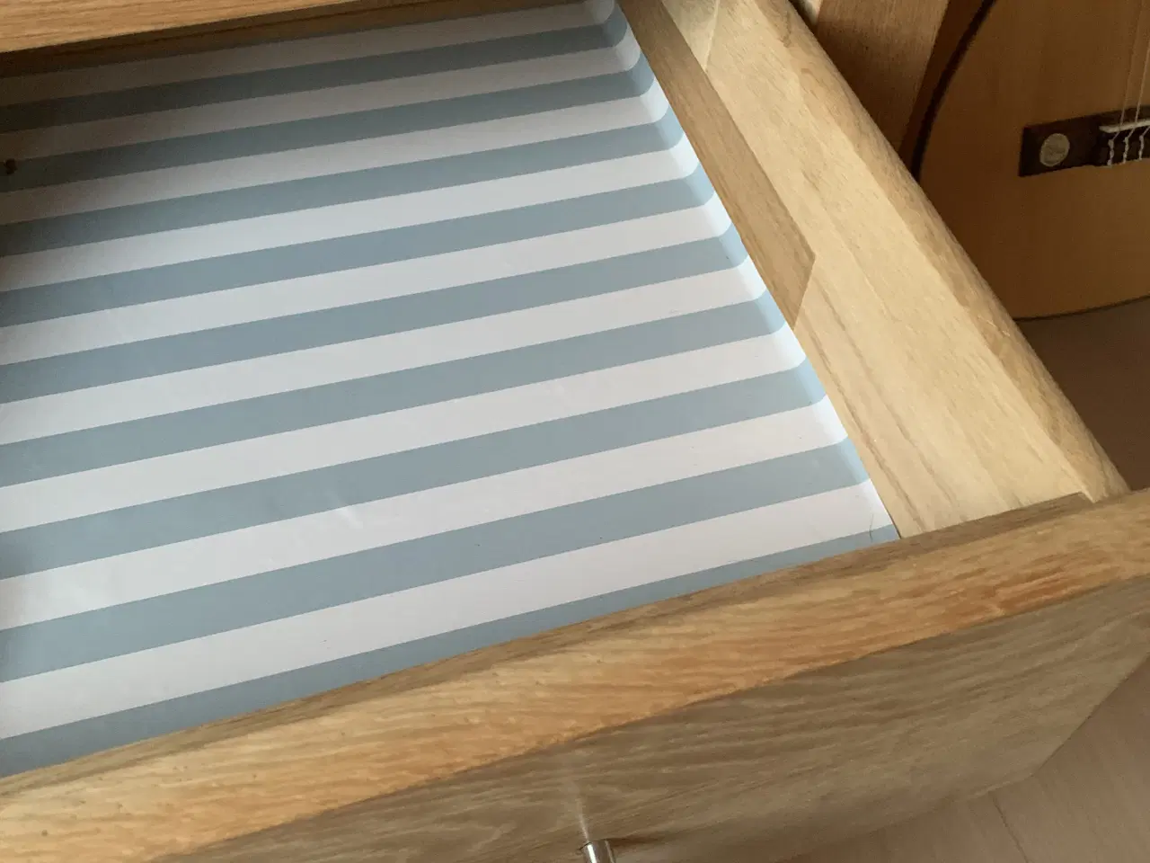 Billede 4 - Smukt skab i massivt træ med glaslåger og skuffer