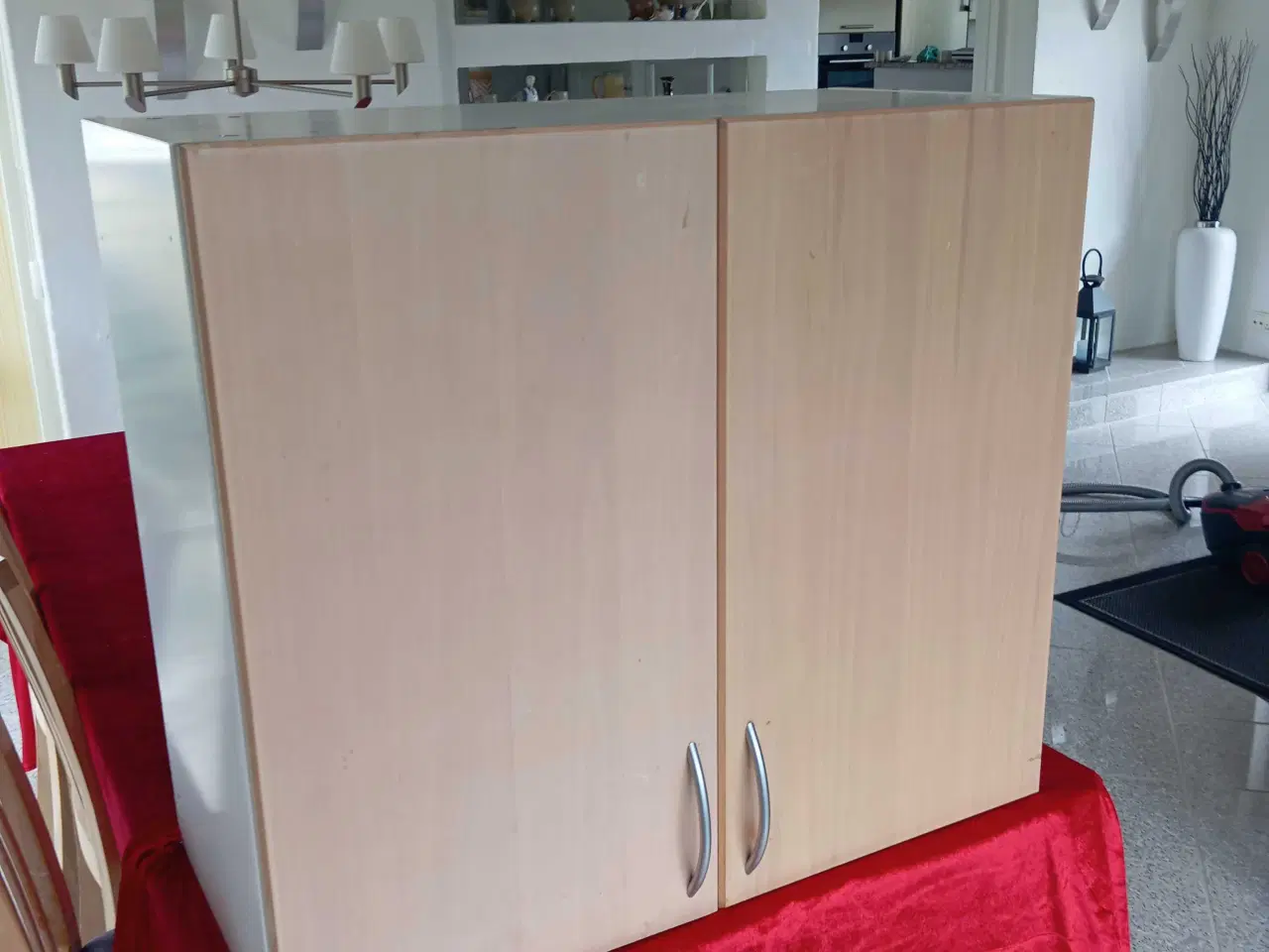 Billede 5 - Ikea overskab med låge i lys eg med glas hylder 