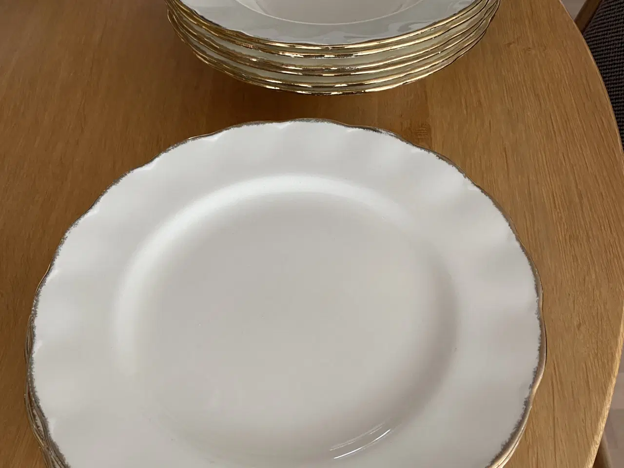 Billede 4 - Engelsk fajance kaffe- og spisestel i Cream Petal 