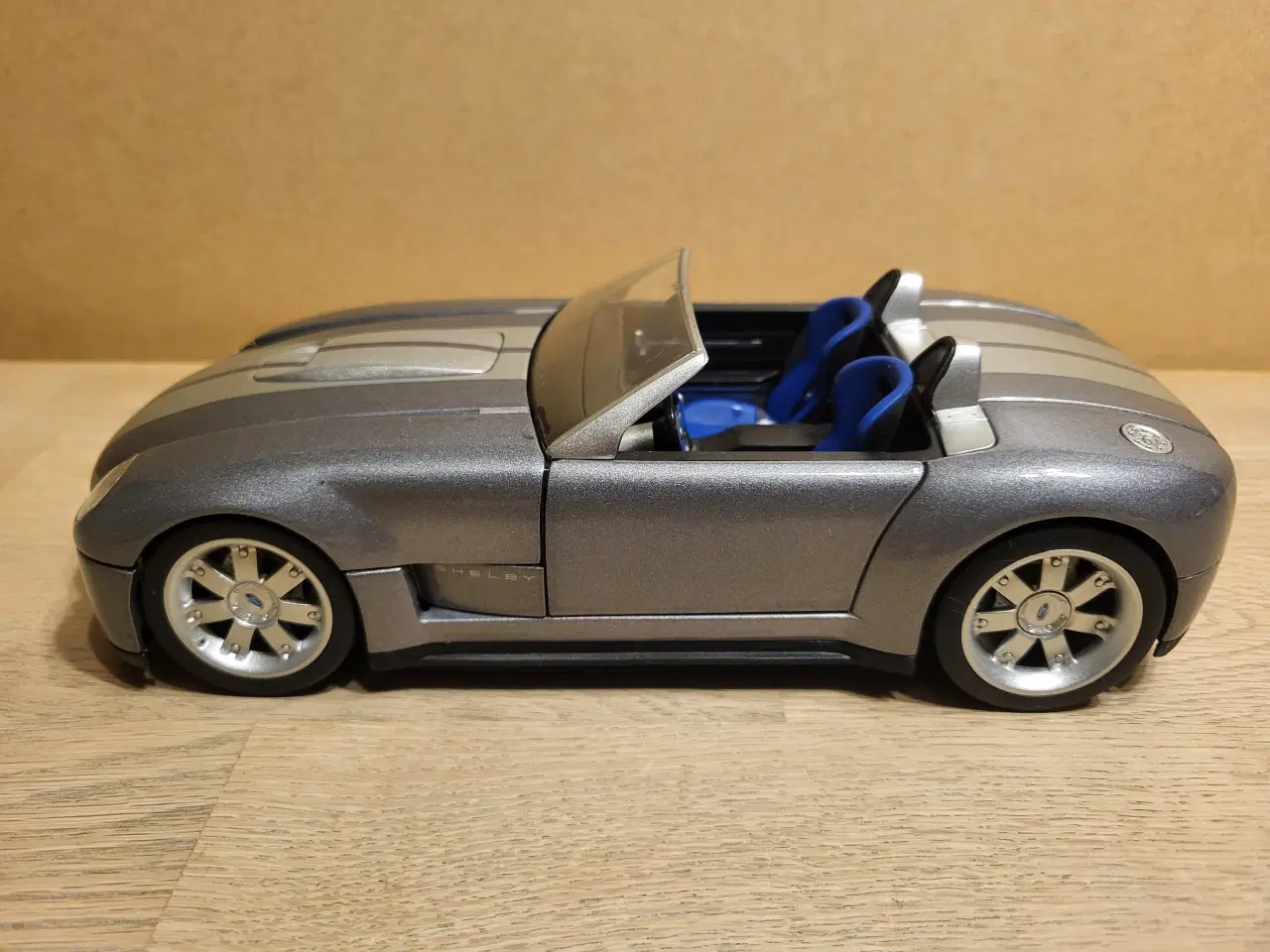 Billede 2 - Modelbil. Ford SHELBY COBRA Concept (2004) Skala 1