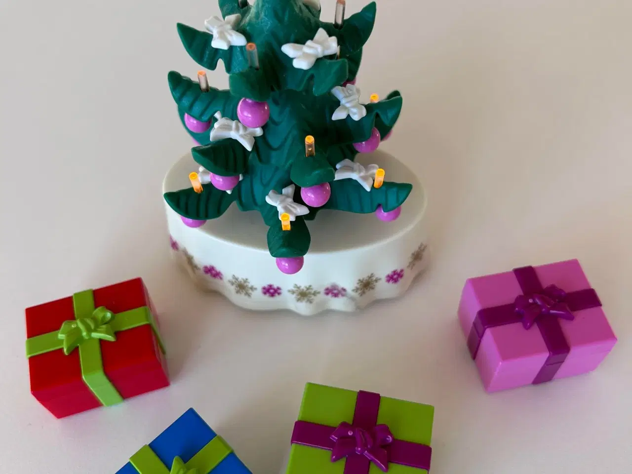 Billede 6 - Playmobil figurer og juletræ med gaver