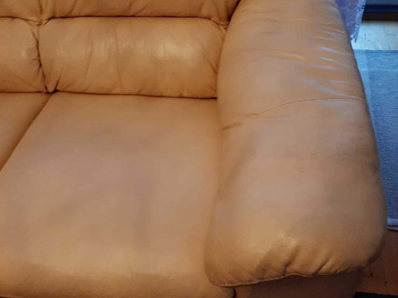 Billede 4 - Ældre beige lædersofasæt - 3+2, ok stand!