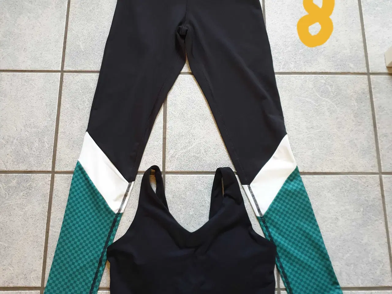 Billede 9 - Blande træningstøj str S-M 