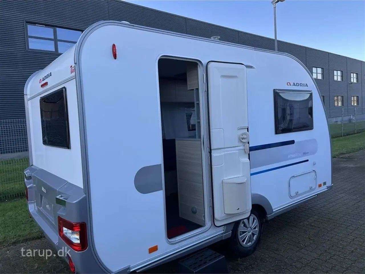 Billede 3 - 2020 - Adria Altea 362 LH   Fortelt: Ventura Vivo luftfortelt, mover, 140 l. køleskab m/ fryser, køkken i bagende, toiletrum m/ bruser, enkeltsenge som kan laves til dobbeltseng