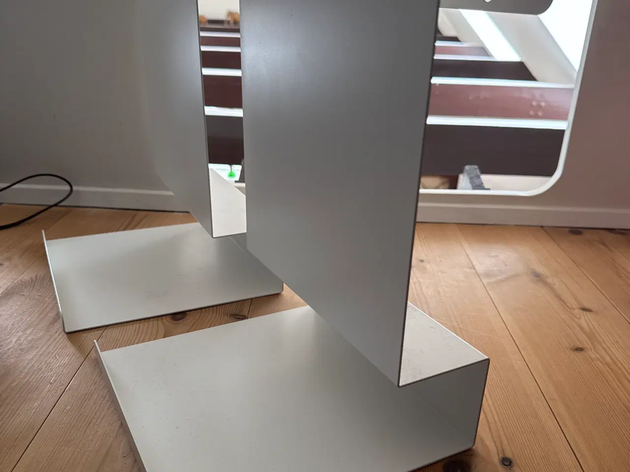 Billede 1 - Natbords hylder i hvid metal