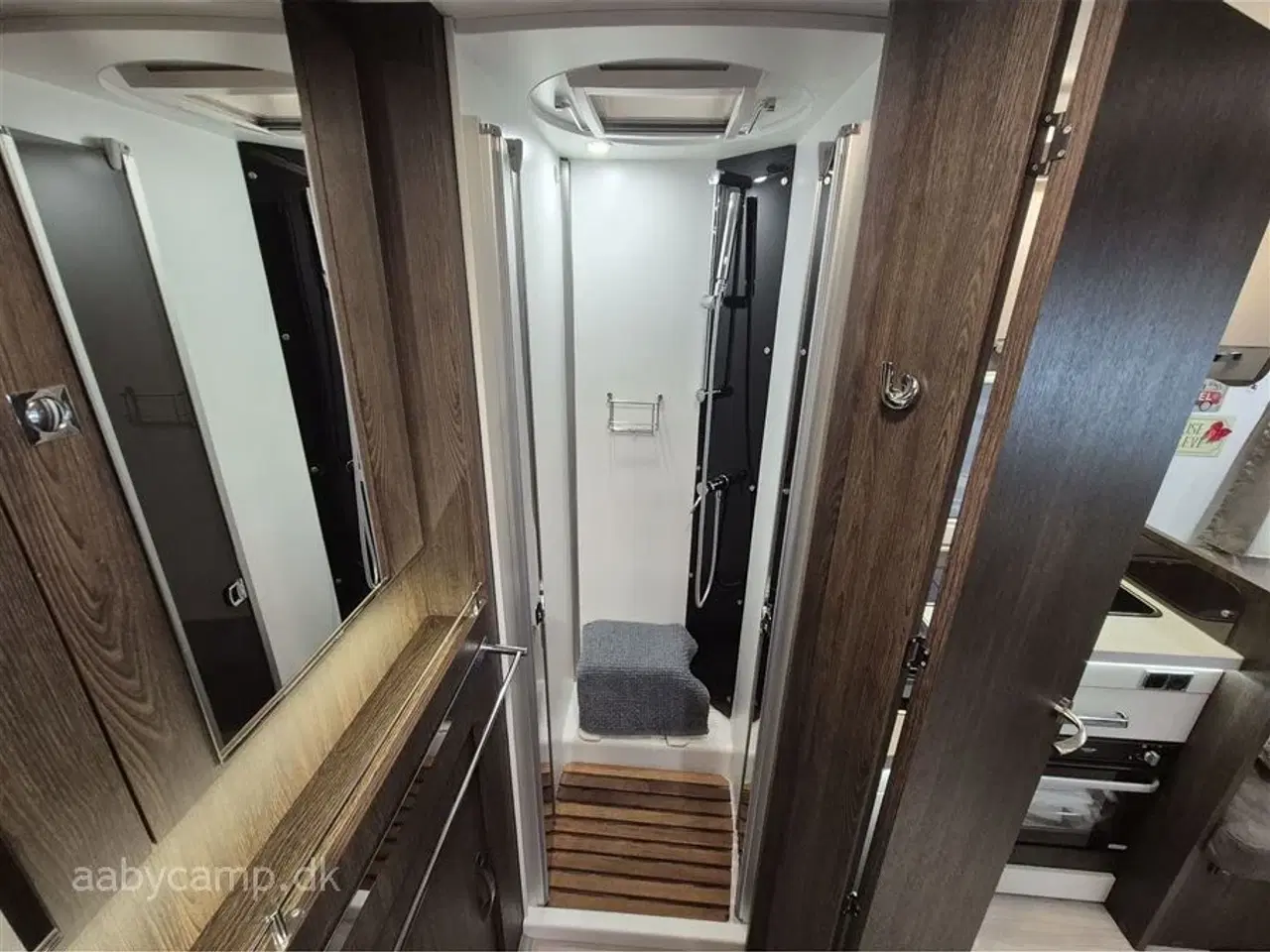 Billede 18 - 2020 - Benimar Tessoro 487   Nk pakke. Automatgear. Solcelle. 2x batteri. 2000W Inverter. elektriske støtteben.  Thetford ovn. sommer/vinterhjul. fuld service.  Kun 40,000 Km!!!