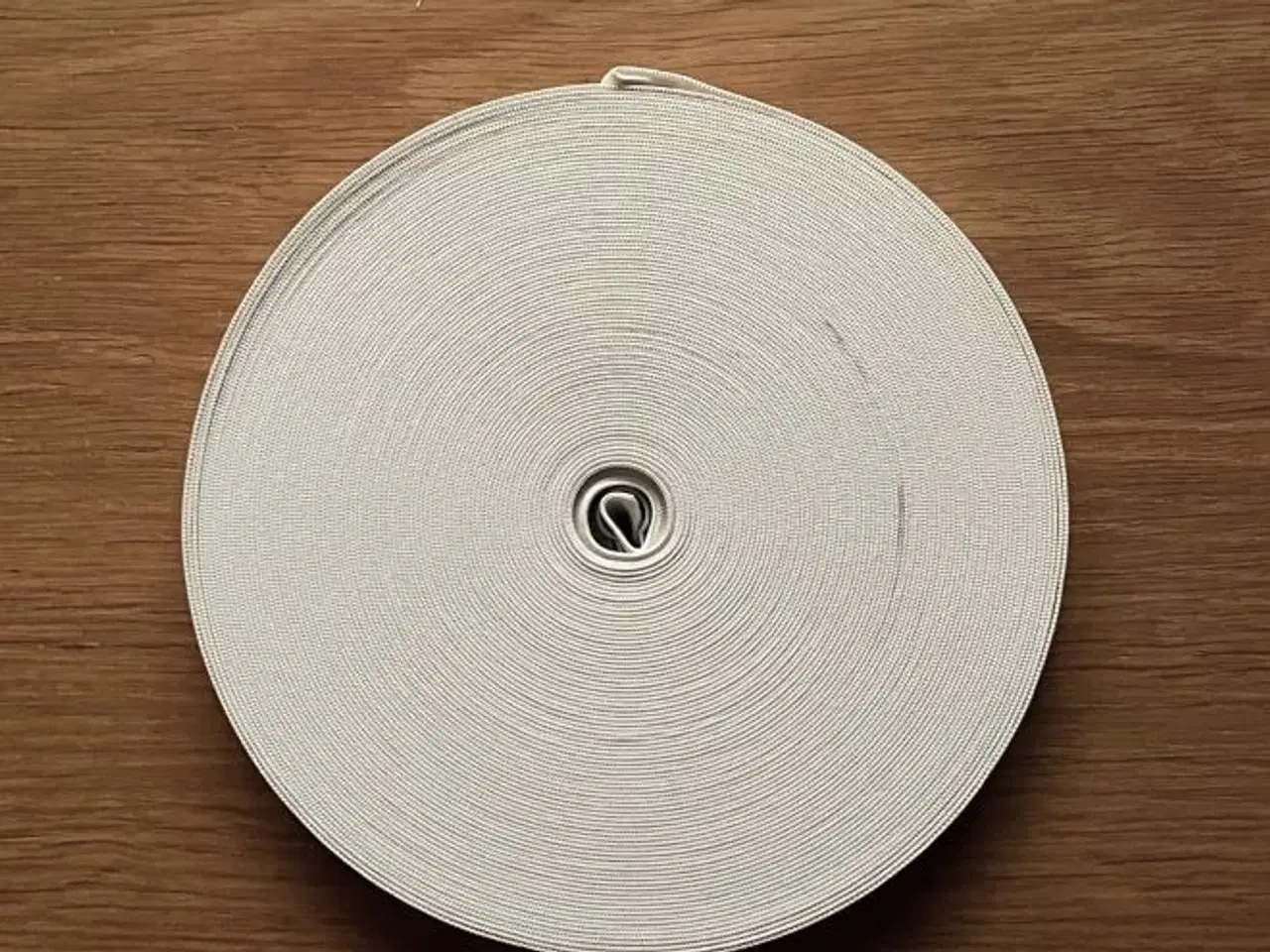 Billede 3 - Hel rulle med god elastik. 2 cm bred.