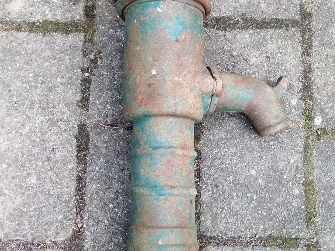 Billede 2 - Flot lille antik havepumpe, håndtaget er brækket