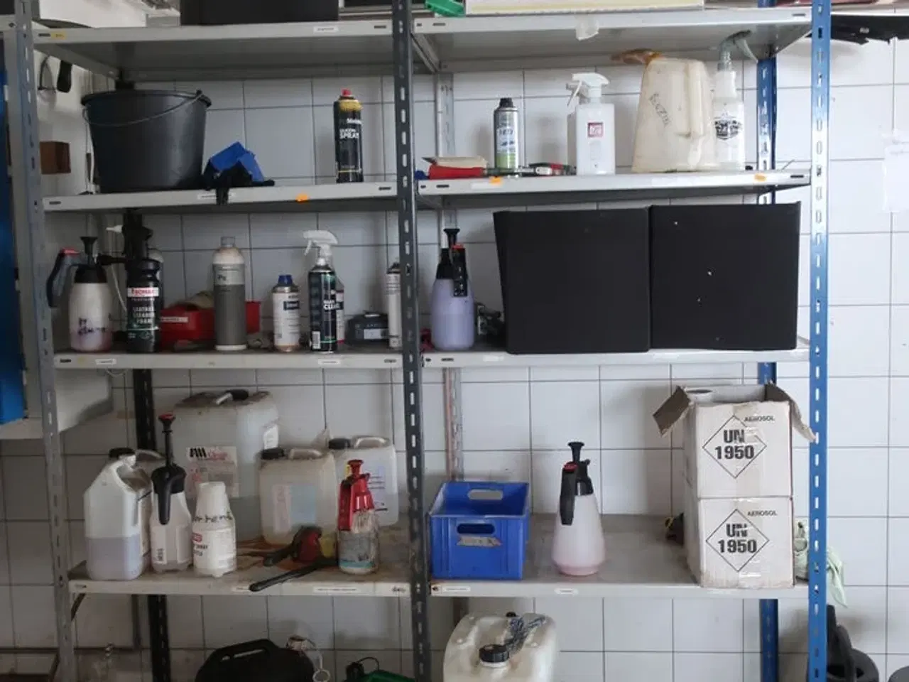 Billede 1 - Reol med indhold