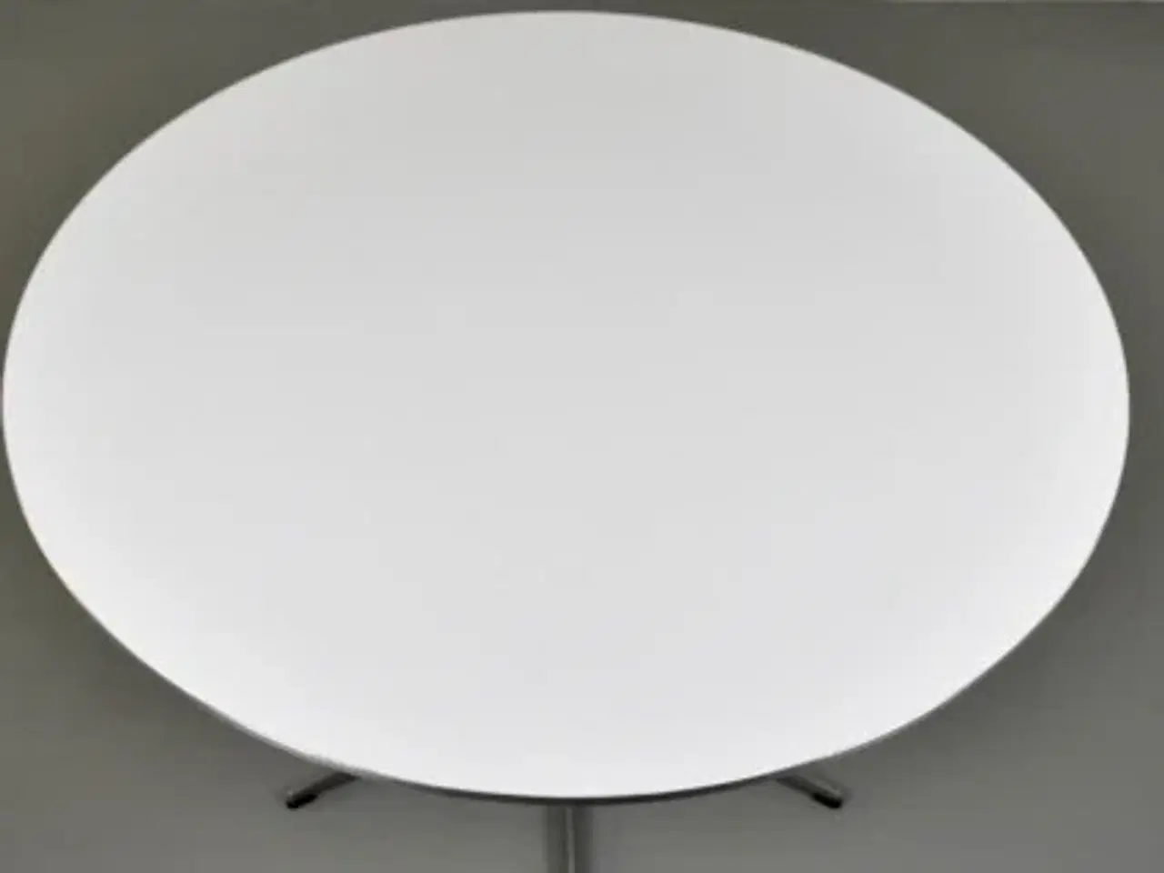 Billede 2 - Fritz hansen cafebord i hvid med metal kant. ø120 cm.