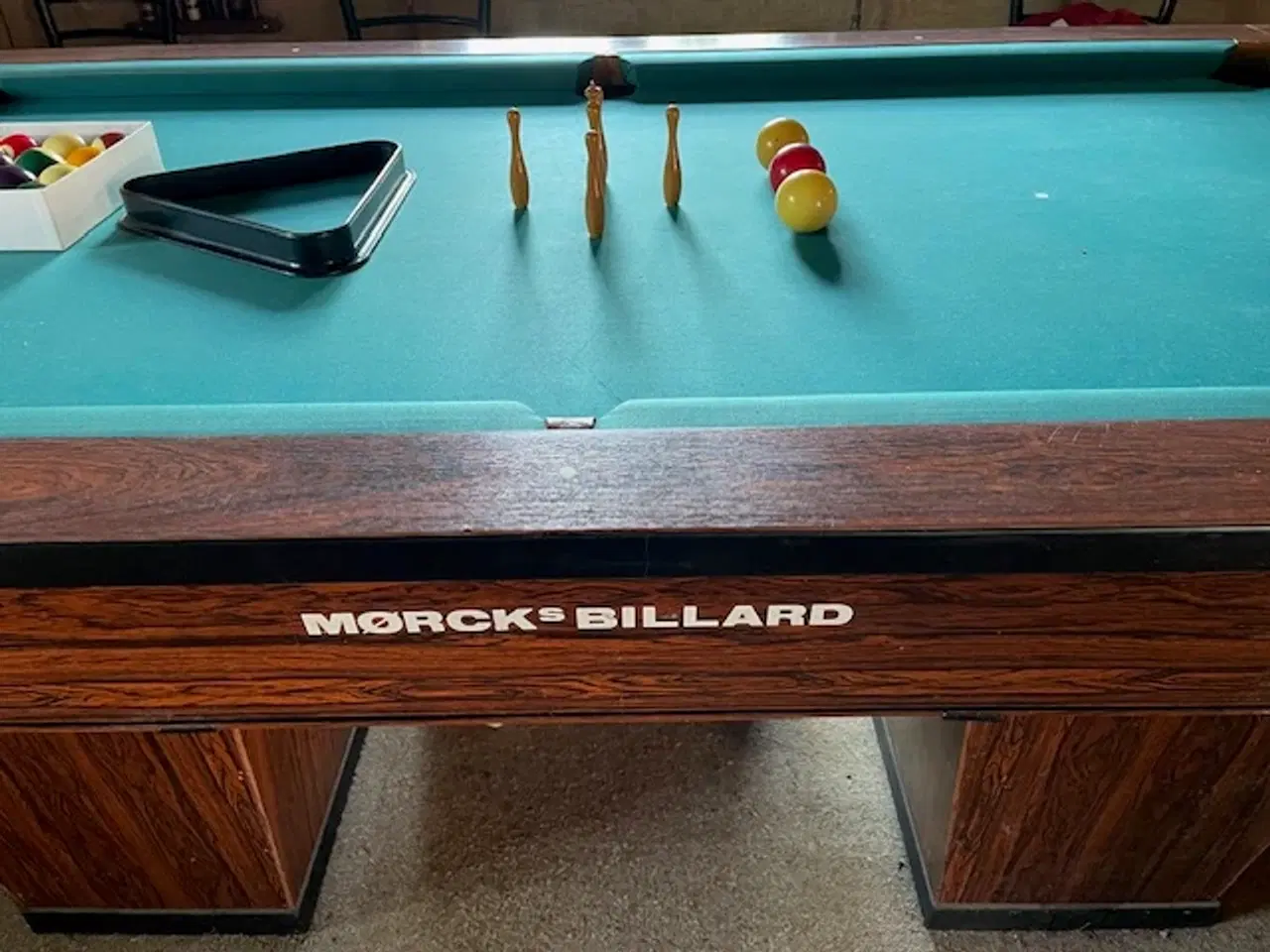 Billede 2 - Billiardbord med køer, dækplader, lamper, tavle mm