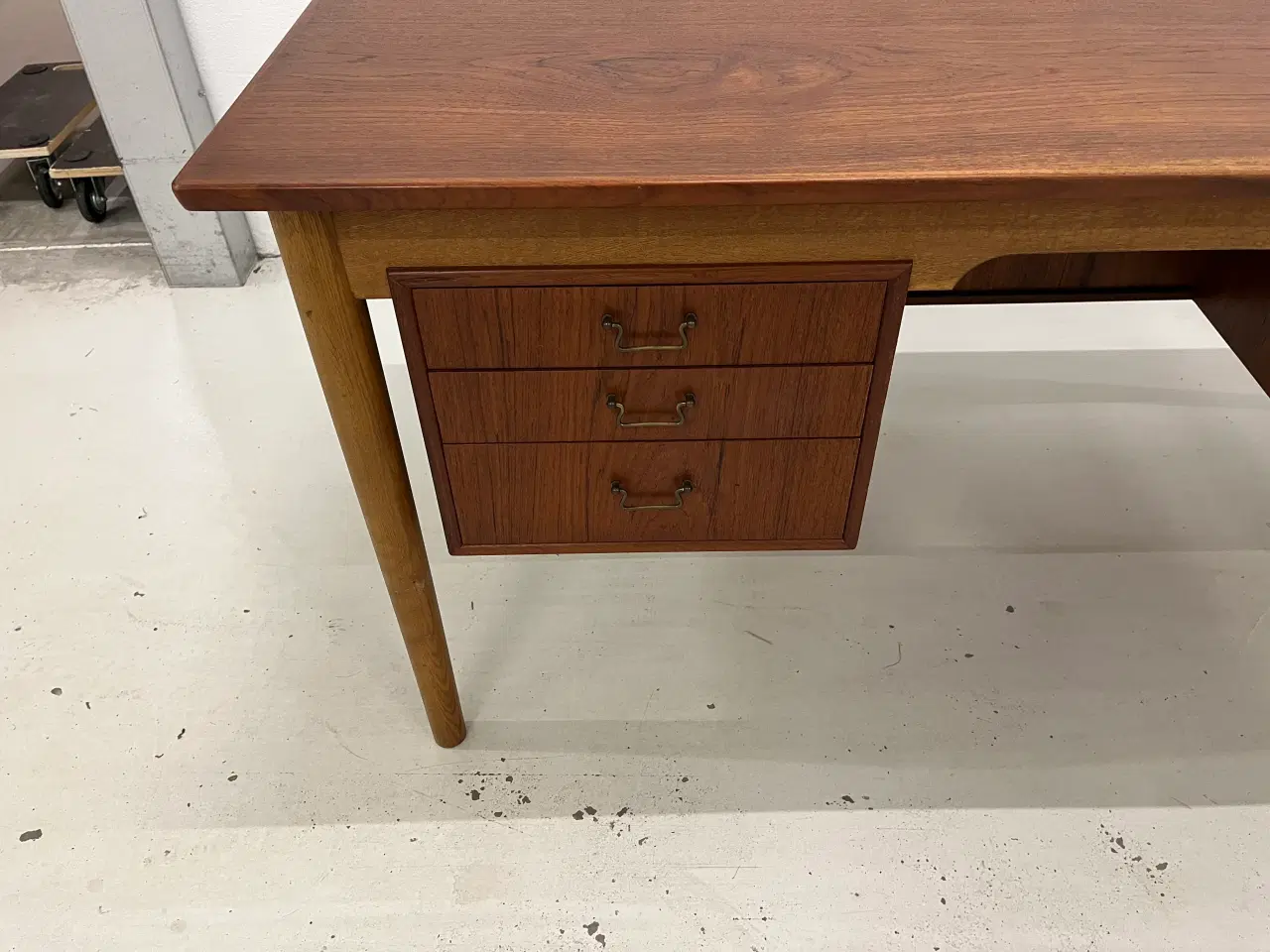 Billede 7 - Skrivebord i teak træ med 6 skuffer og reol.