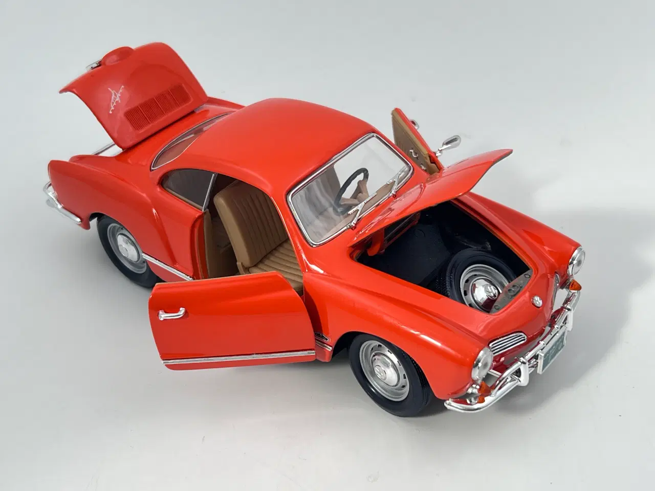 Billede 6 - 1966 VW Karmann Ghia - 1:18  Flot og detaljeret 