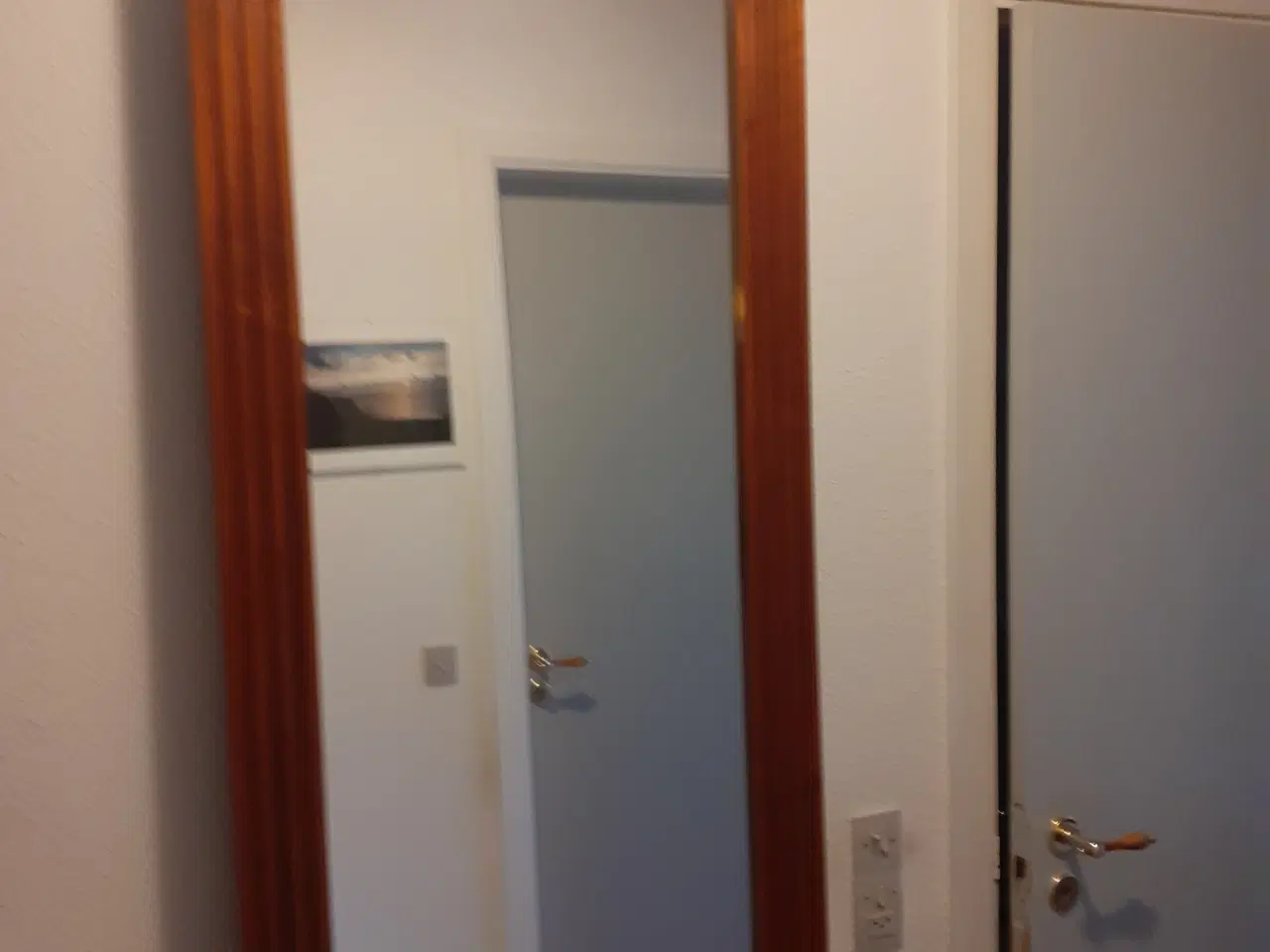 Billede 2 - Skab og spejl.