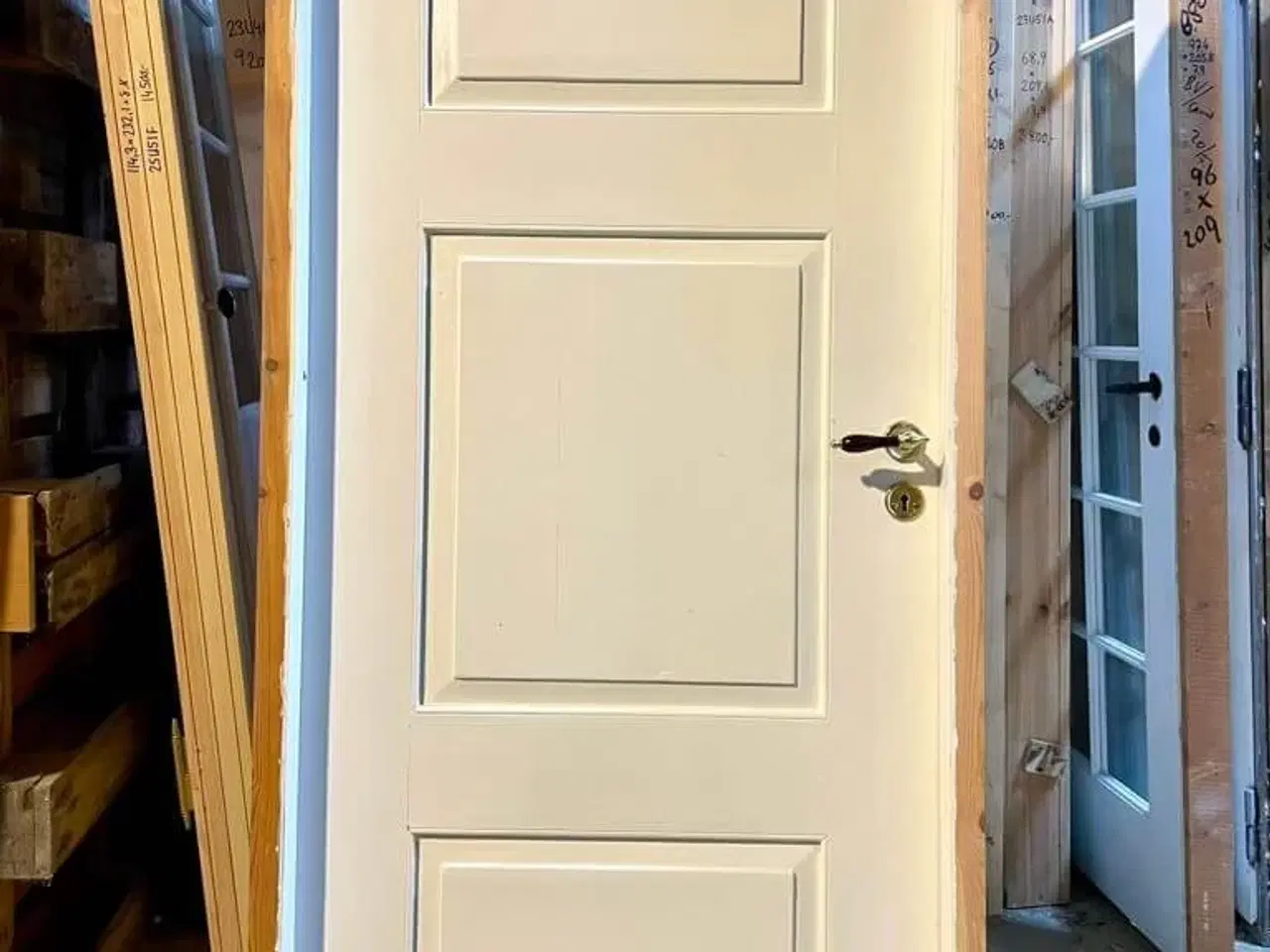 Billede 2 - Højrehængt, lav bondehusdør m. karm