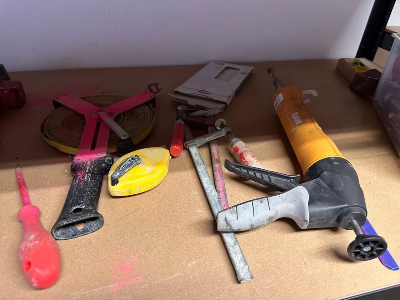 Billede 10 - Indhold på reoler af diverse håndværktøj, sikkerhedsdragter mv.