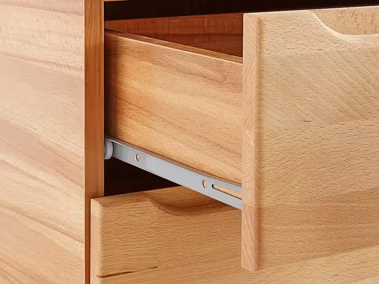 Billede 4 - Vitrineskab i bøgetræ med glaslåger og skuffer