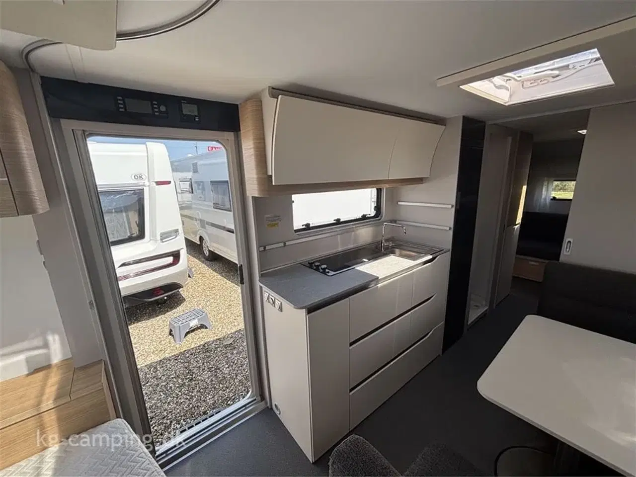 Billede 11 - 2023 - Adria Adora 673 PK Twin   GIV DINE TEENAGERE DERES EGET VÆRELSE I CAMPINGVOGNEN
