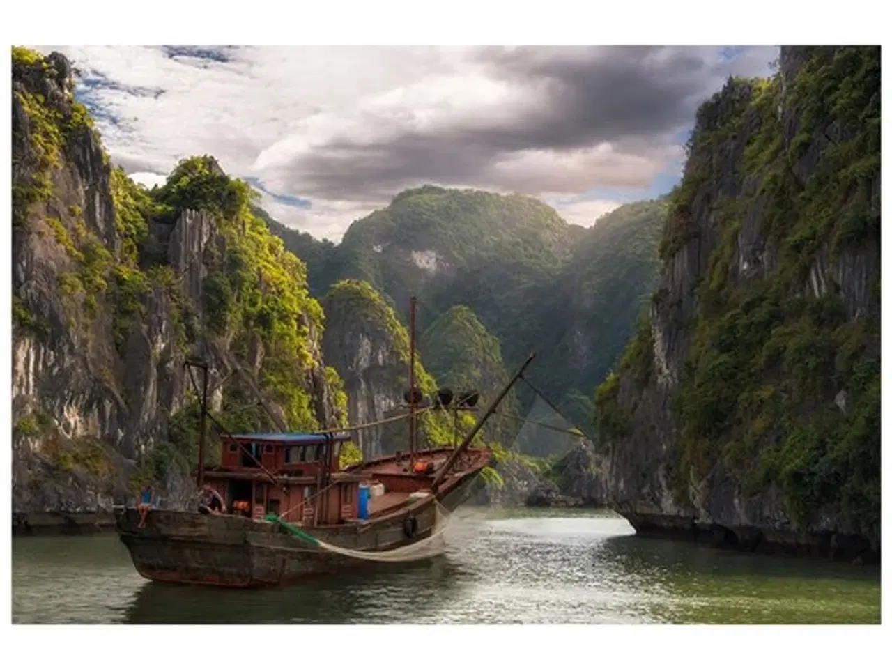 Billede 1 - Fiskerbåd i smukke omgivelser