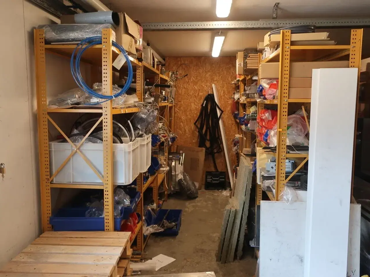 Billede 1 - 2 stk. reoler med reservedele