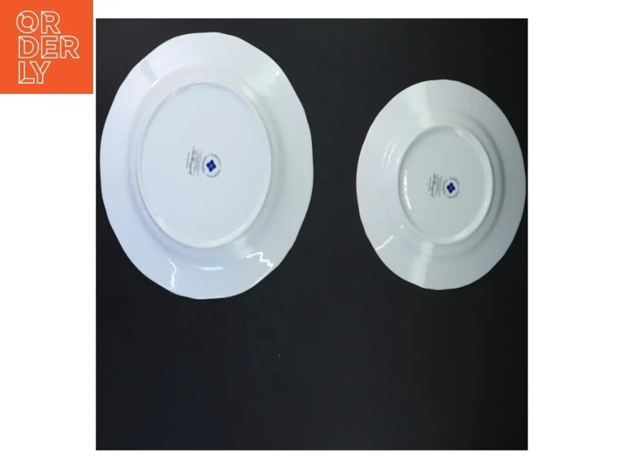 Billede 4 - Sæt af to tallerkener med blomstermotiv fra Firkløveren (str. Ø 21 cm og ø 26 cm)