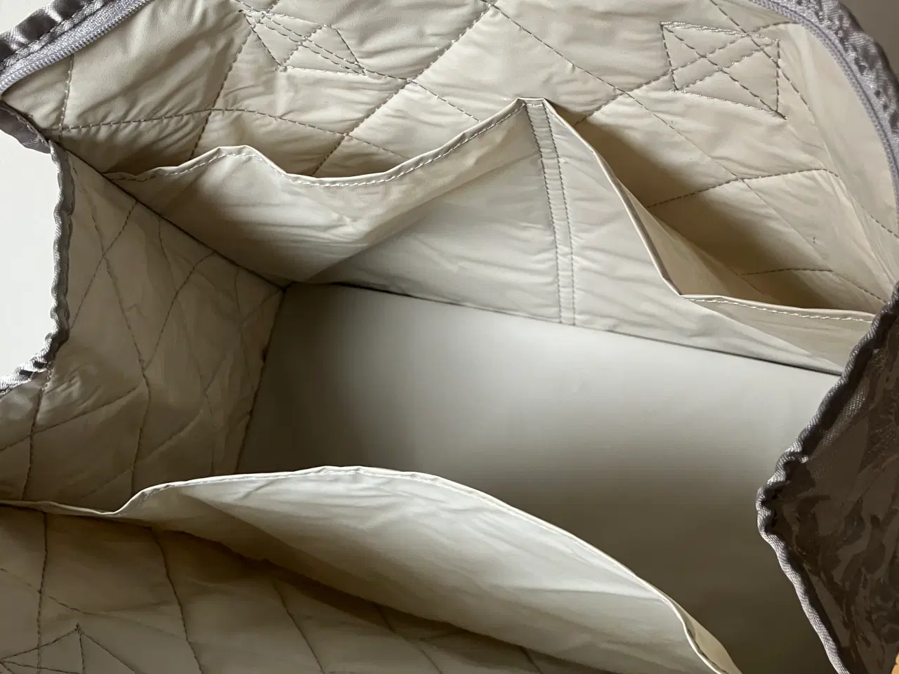 Billede 3 - Toilettaske i fin sølvgrå quilt, lynlås øverst 