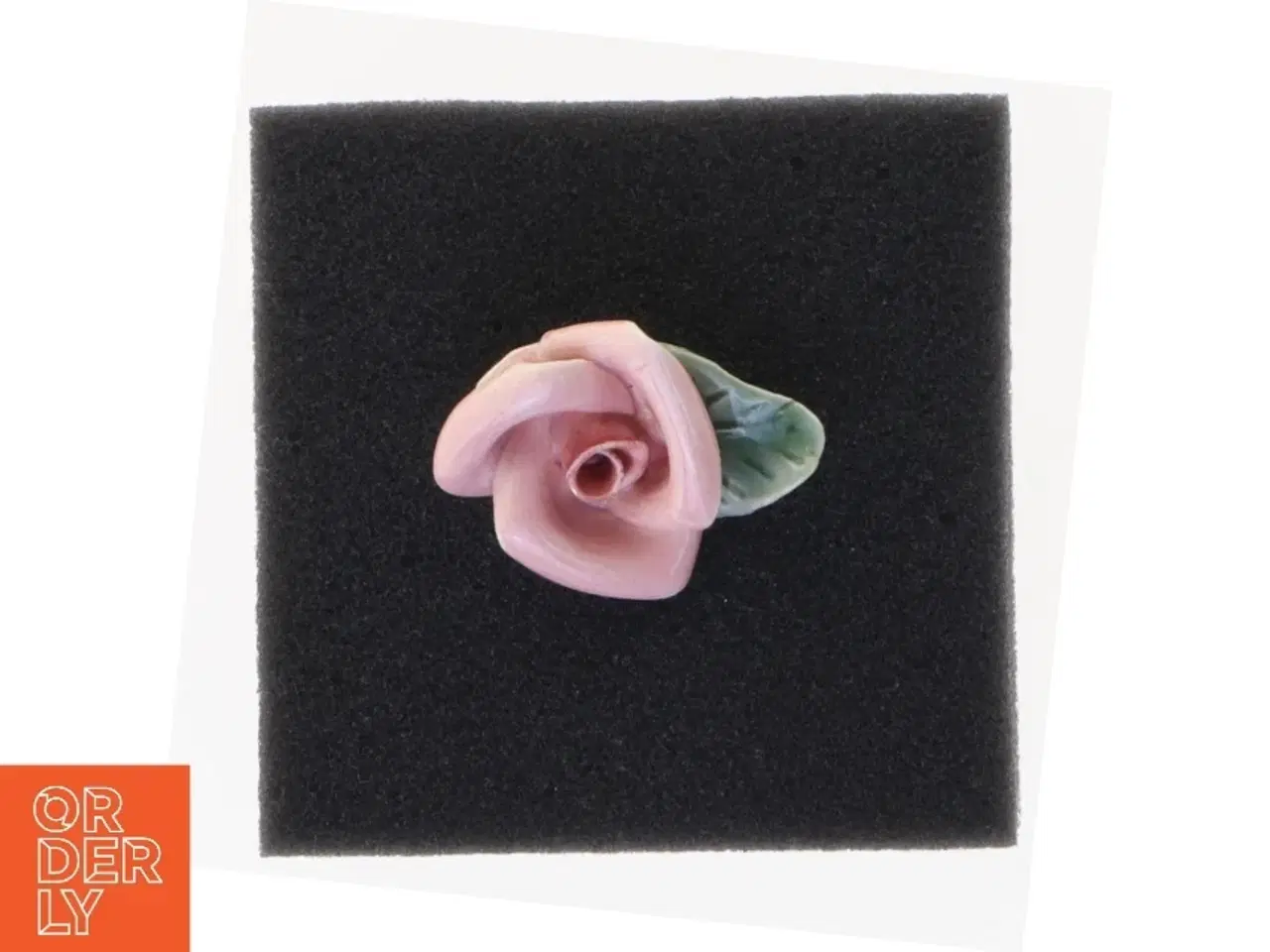 Billede 3 - Porcelænsbroche i form af rose (str. 3,5 x 3 cm)