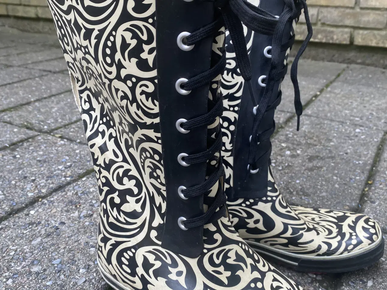 Billede 2 - Gummistøvler str. 40 – sort/hvidt mønster