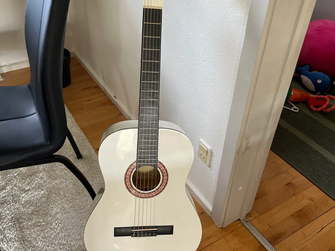 Billede 1 - Hvid spansk guitar med taske 