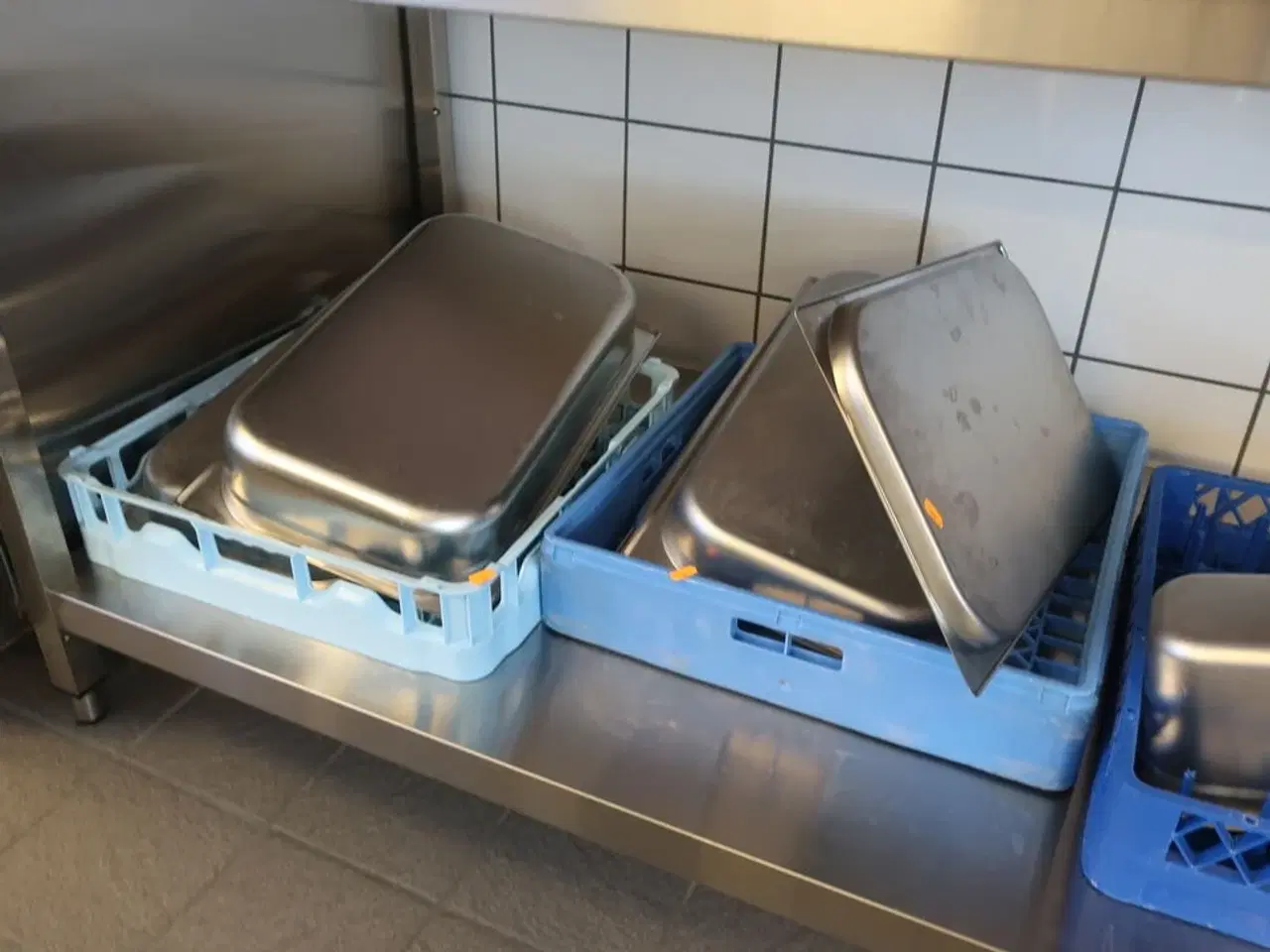 Billede 5 - Indhold på bord, opvaskebakker medfølger ikke