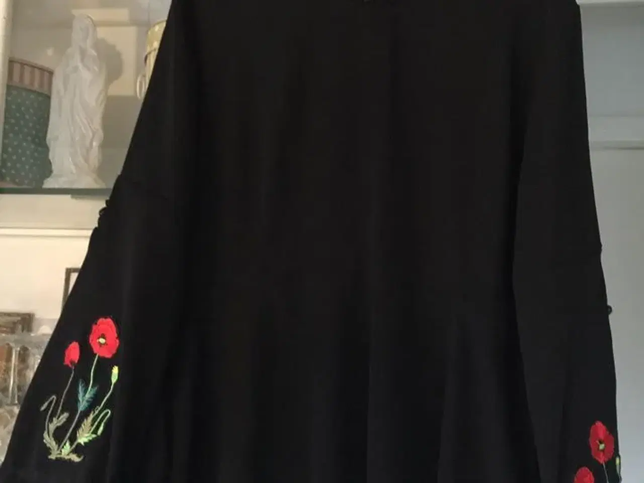 Billede 2 - flot sort festkjole med broderier på ærmer