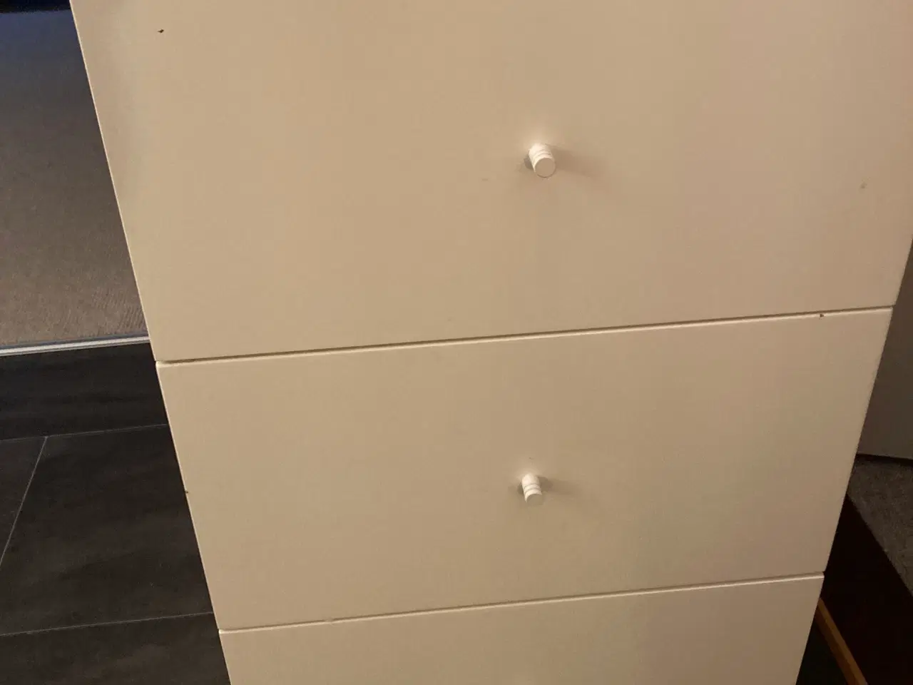 Billede 1 - Hvid kommode med tre skuffer