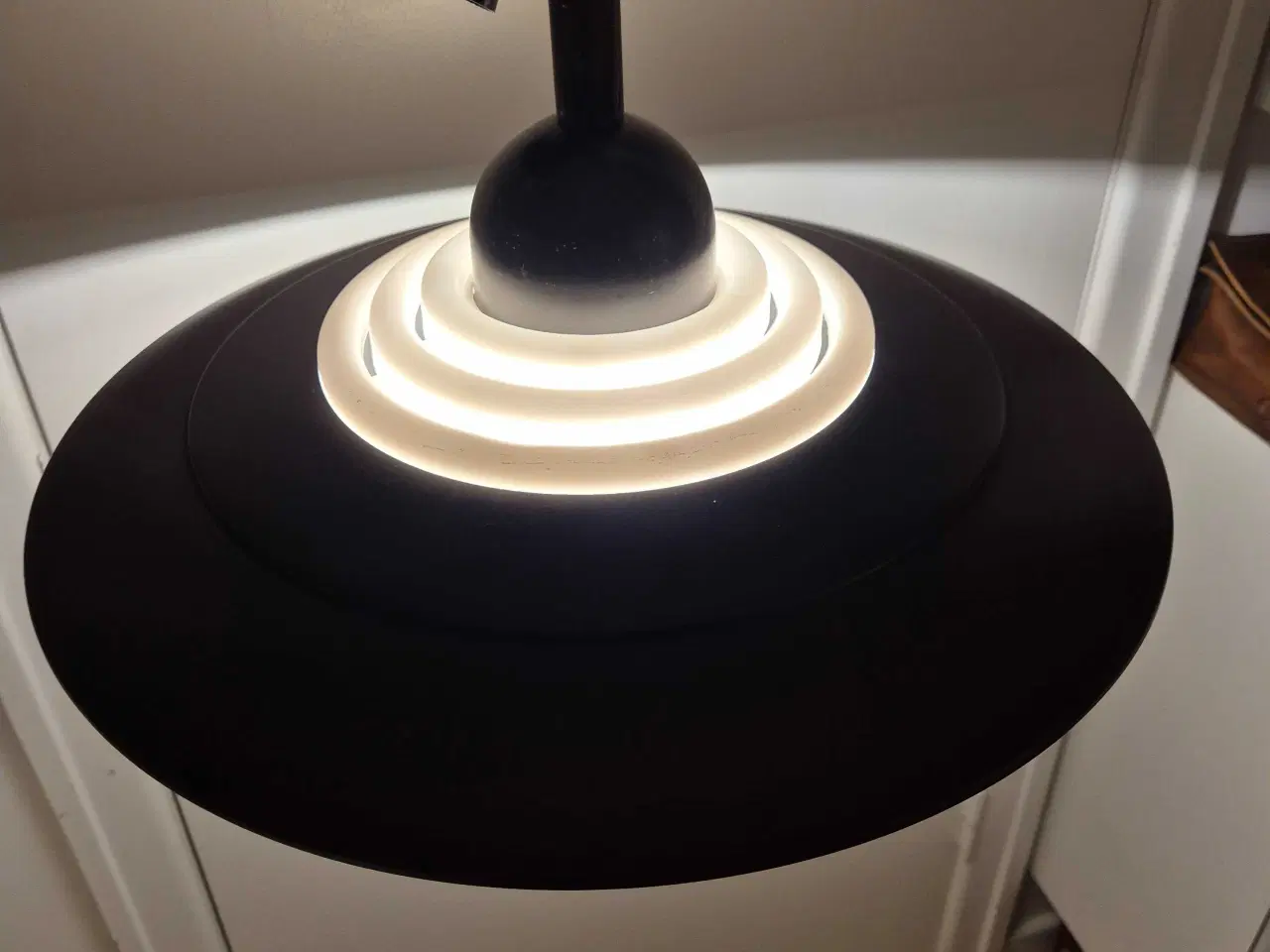 Billede 13 - Ufo-inspireret loftslampe med hejsefunktion 