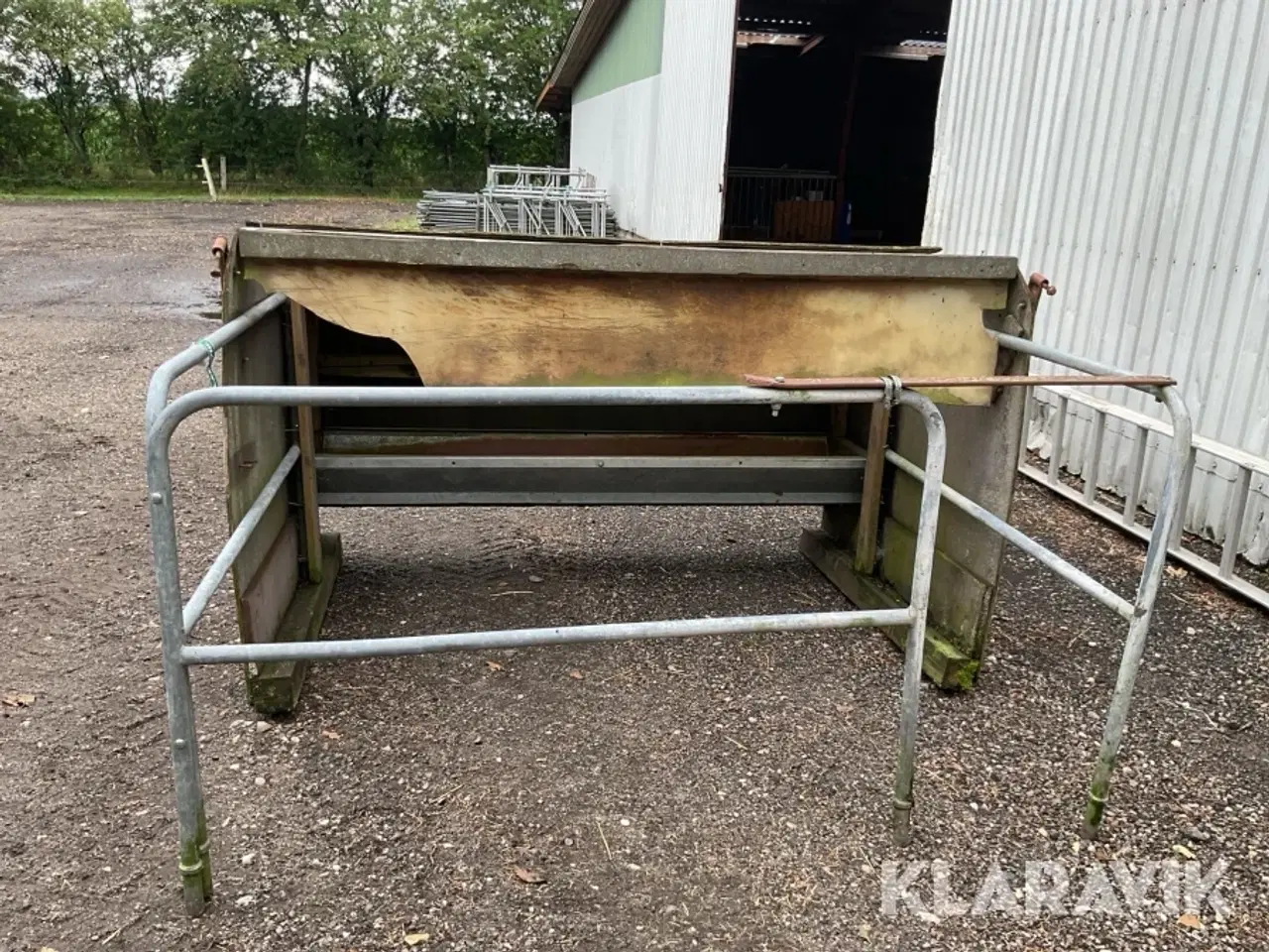 Billede 7 - Kalveskjul , med fodertrug