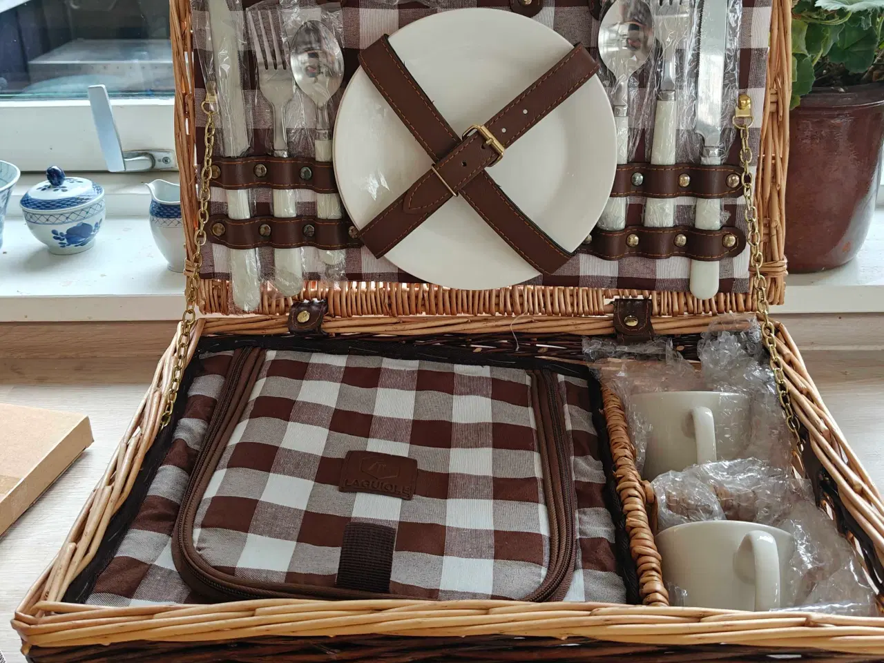 Billede 4 - Laguiole eksklusiv picnic kurv