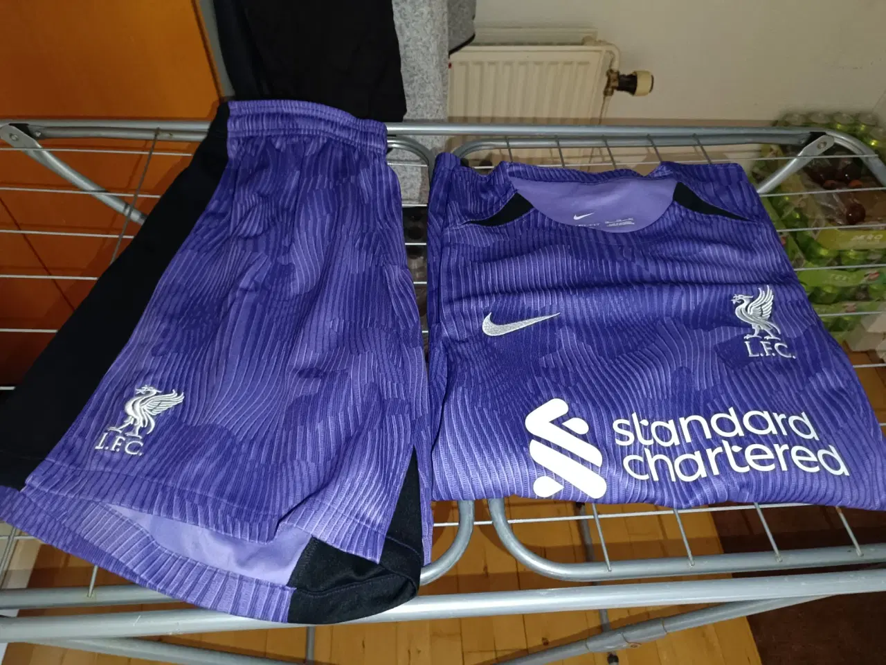 Billede 1 - Liverpool 3. sæt. t-shirt + shorts